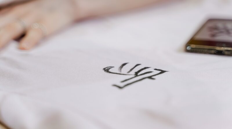 logo sur t-shirt